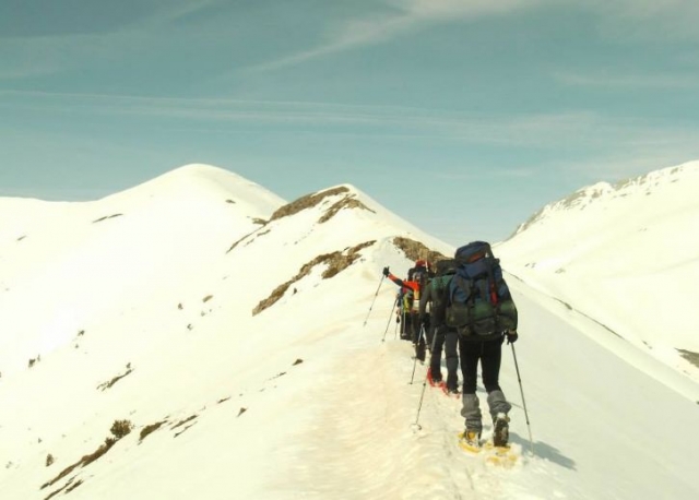 subiendo la montana con raquetas de nieve.jpg